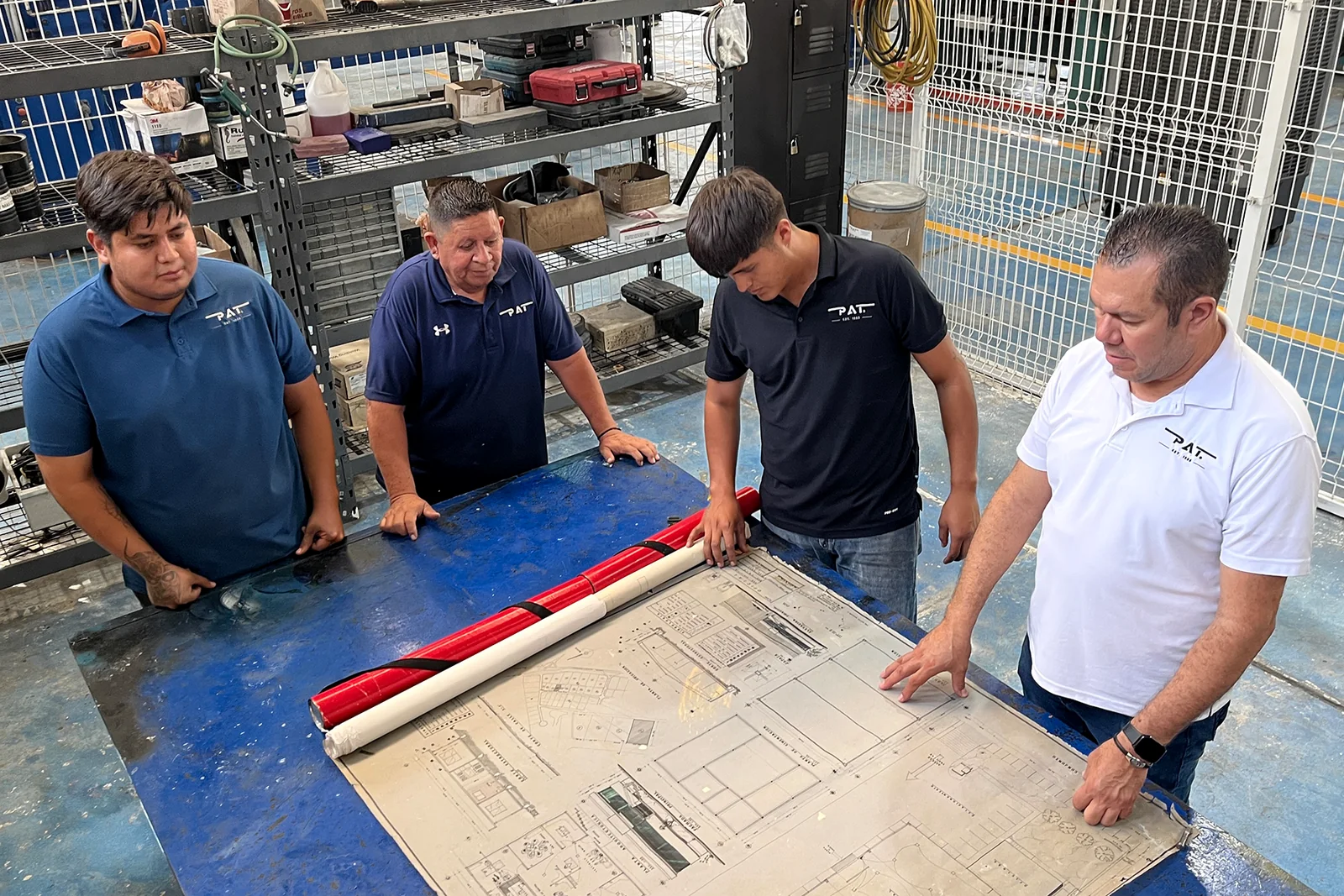 Nuestro equipo de PAT revisando un plano en el área de producción