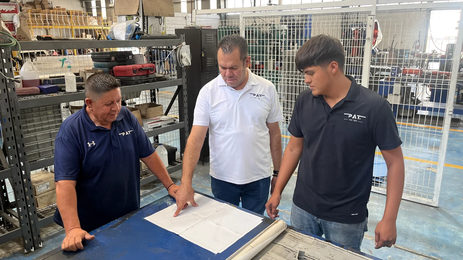 Nuestro equipo de PAT revisando información técnica en una reunión de trabajo