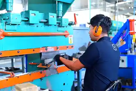 Uno de nuestros operadores de PAT trabajando con maquinaria de producción