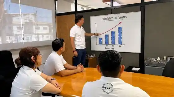 Nuestro equipo de PAT revisando información técnica en una reunión de trabajo